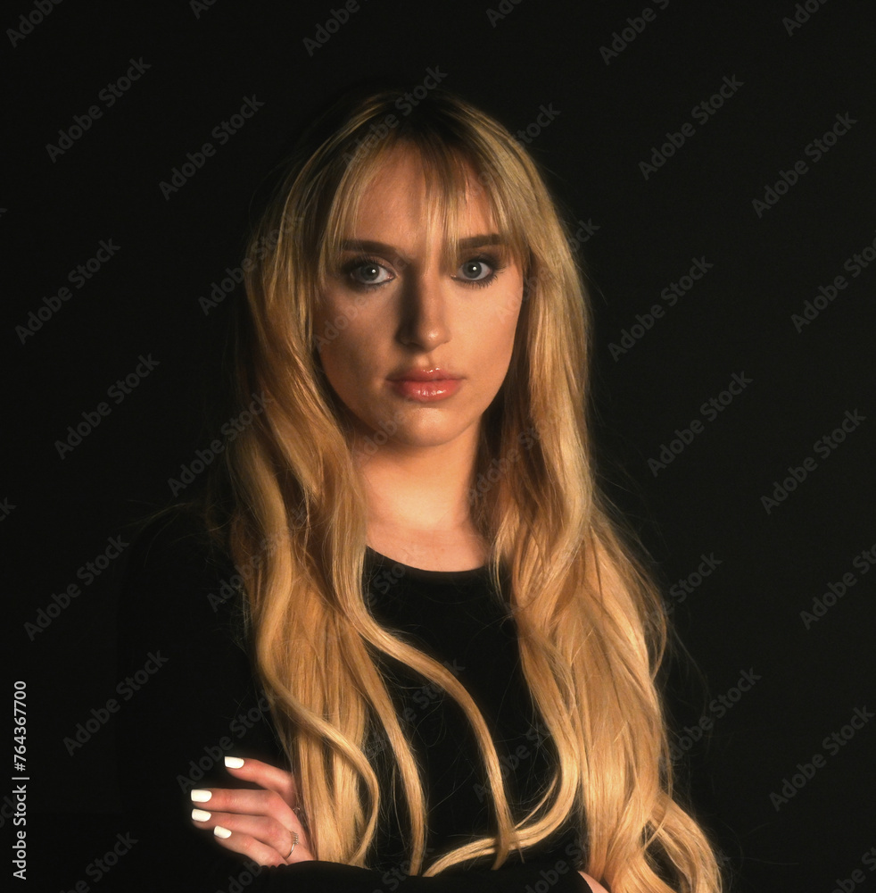 Naklejka premium Beautiful young woman, studio portrait