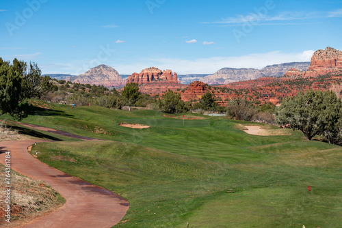 Foto Panoramic view of Sedona, Ariozna and golf course par 3 hole in desert landscape