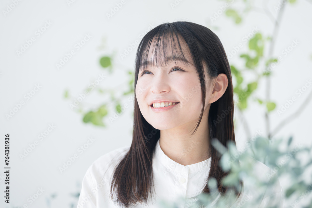Young Asian (Japanese) woman in her 20s, beauty beauty image looking up to the front Young Asian (Japanese) woman in her 20s, beauty beauty image looking up to the front