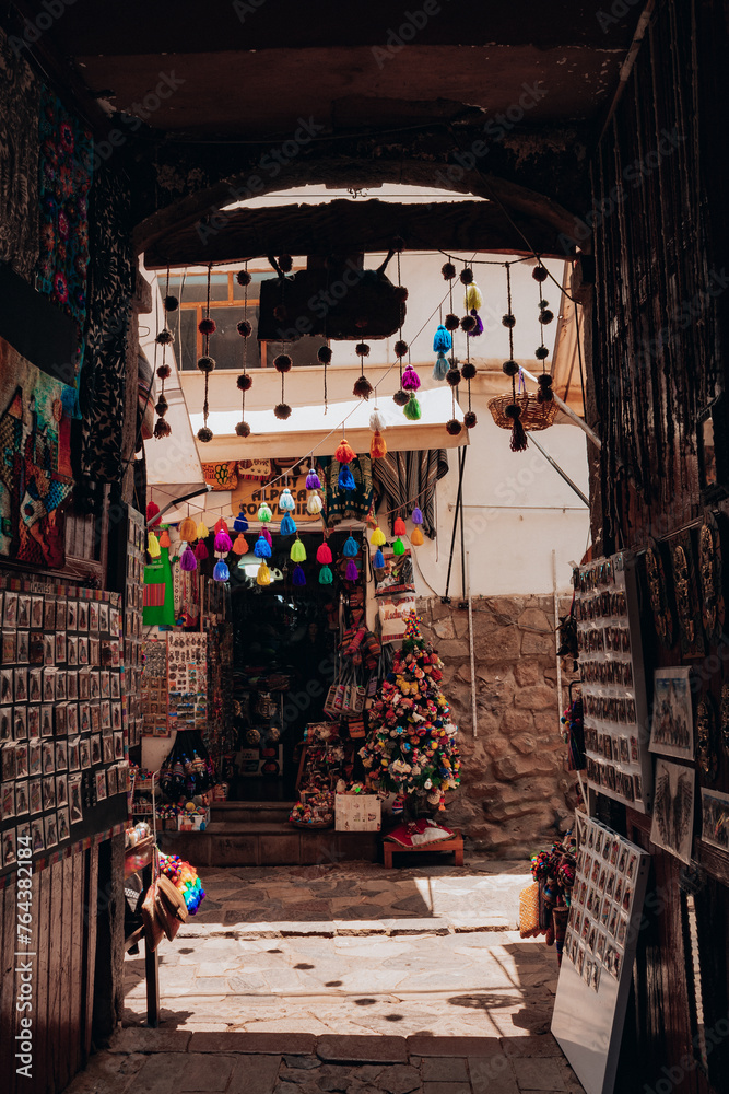 calle de Pisac, Mercado de artesanías en Pisac, Cusco 