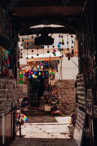 calle de Pisac, Mercado de artesanías en Pisac, Cusco  © joselin