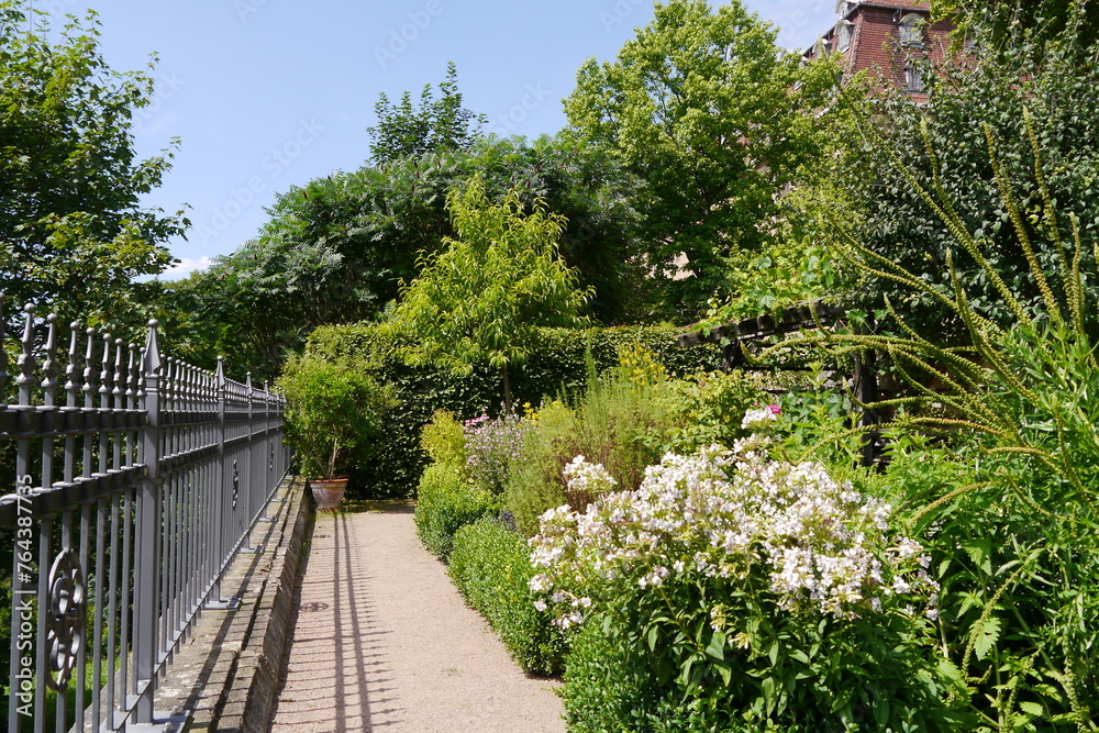 Fototapeta premium Klostergarten am Kloster Wechselburg in Sachsen