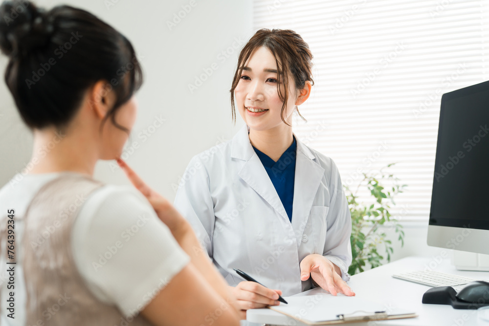 顎整形の美容外科のカウンセリング・医師の診察を受ける女性・診療・問診・相談(顎の悩み)
顎整形の美容外科のカウンセリング・医師の診察を受ける女性・診療・問診・相談(顎の悩み)