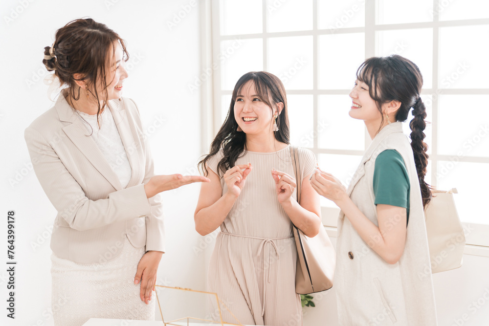宝石店・ジュエリーショップで指輪を選ぶ女友達・同僚と販売員(デパート・百貨店・ブランド品)
宝石店・ジュエリーショップで指輪を選ぶ女友達・同僚と販売員(デパート・百貨店・ブランド品)