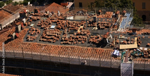 La ristrutturazione del tetto di un palazzo in italia photo
