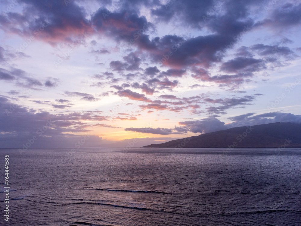 Obraz premium An aerial view of sunset light hitting mountain ridges on the west coast of Maui Hawaii as viewed from Kihei.