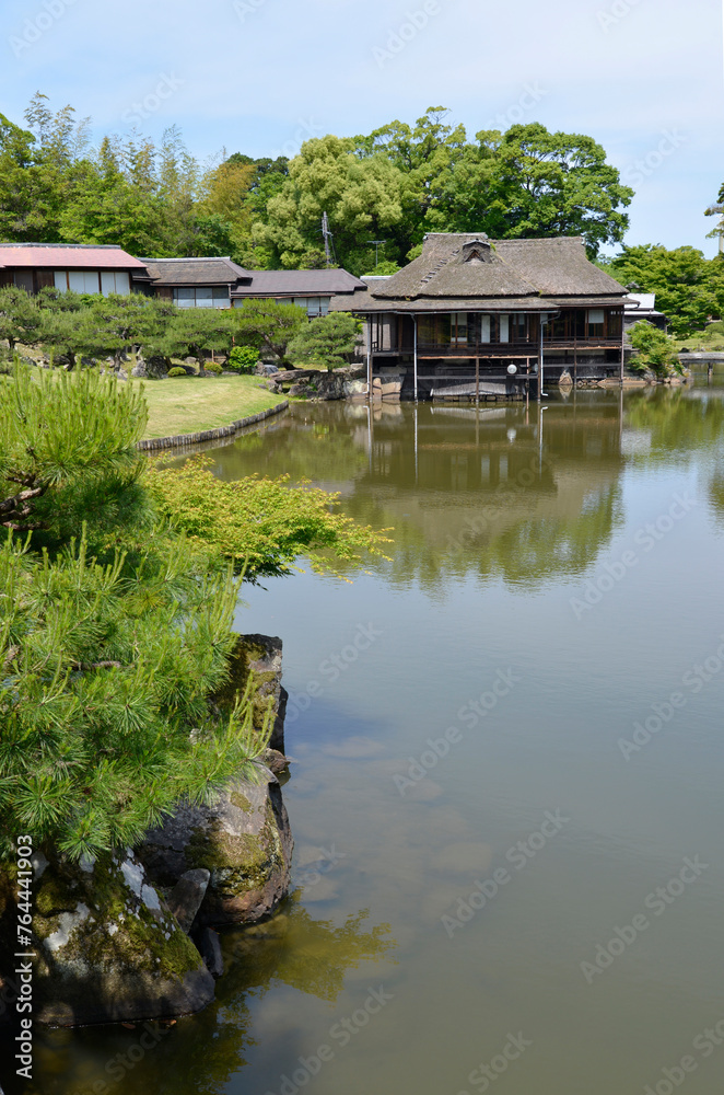 彦根城　玄宮園の魚躍池と臨池閣　滋賀県彦根市