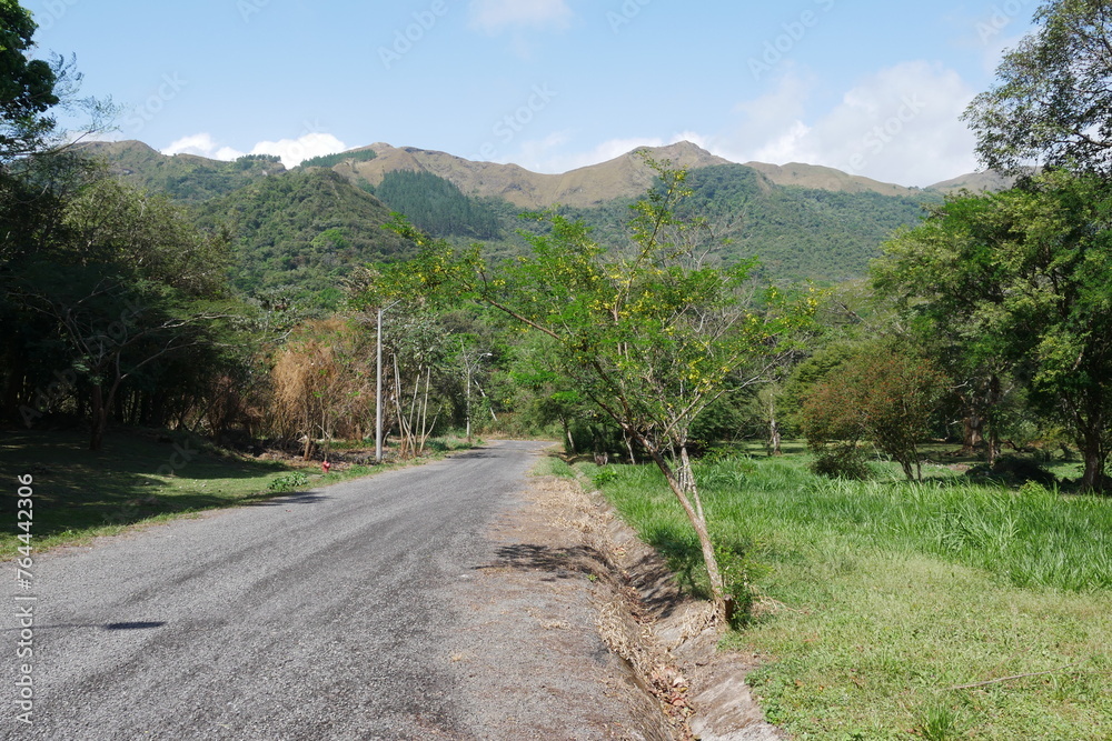 Straße in El Valle de Antón in der Caldera in den tropischen Bergen in Panama