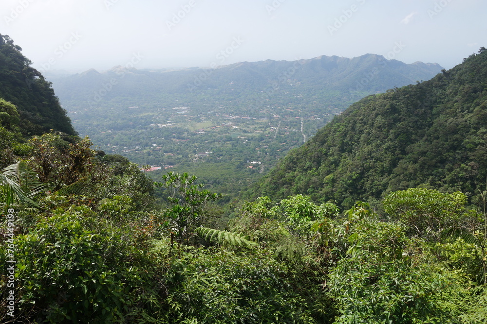 Blick in die Stadt El Valle de Antón in Panama von den Bergen aus