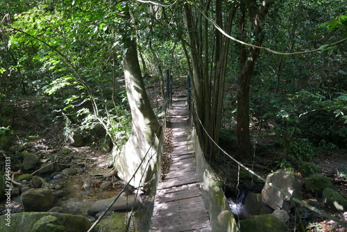Hängebrücke in El Valle de Antón in der Caldera in den tropischen Bergen in Panama