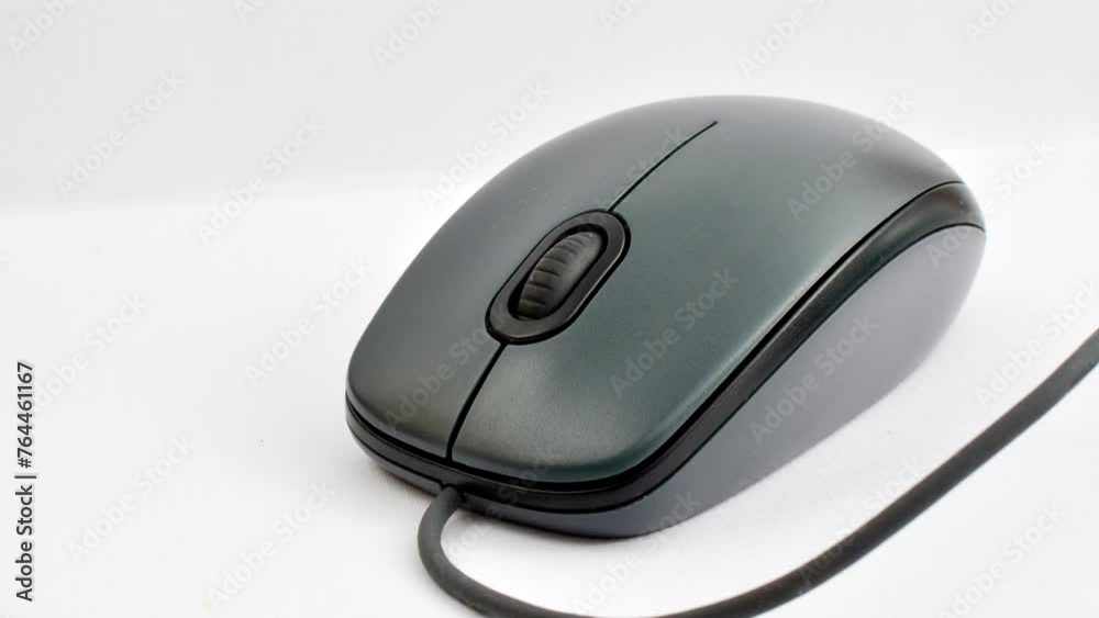 Gray computer mouse highlighted on a light surface, a symbol of productivity and technology. Detail of a gray computer mouse on a light background, ideal for work and innovation concepts. Gray computer mouse highlighted on a light surface, a symbol of productivity and technology. Detail of a gray computer mouse on a light background, ideal for work and innovation concepts.