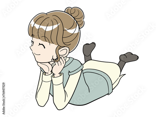 頬杖をついて寝転ぶ笑顔の女性