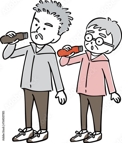 水分補給をするシニアの男性と女性