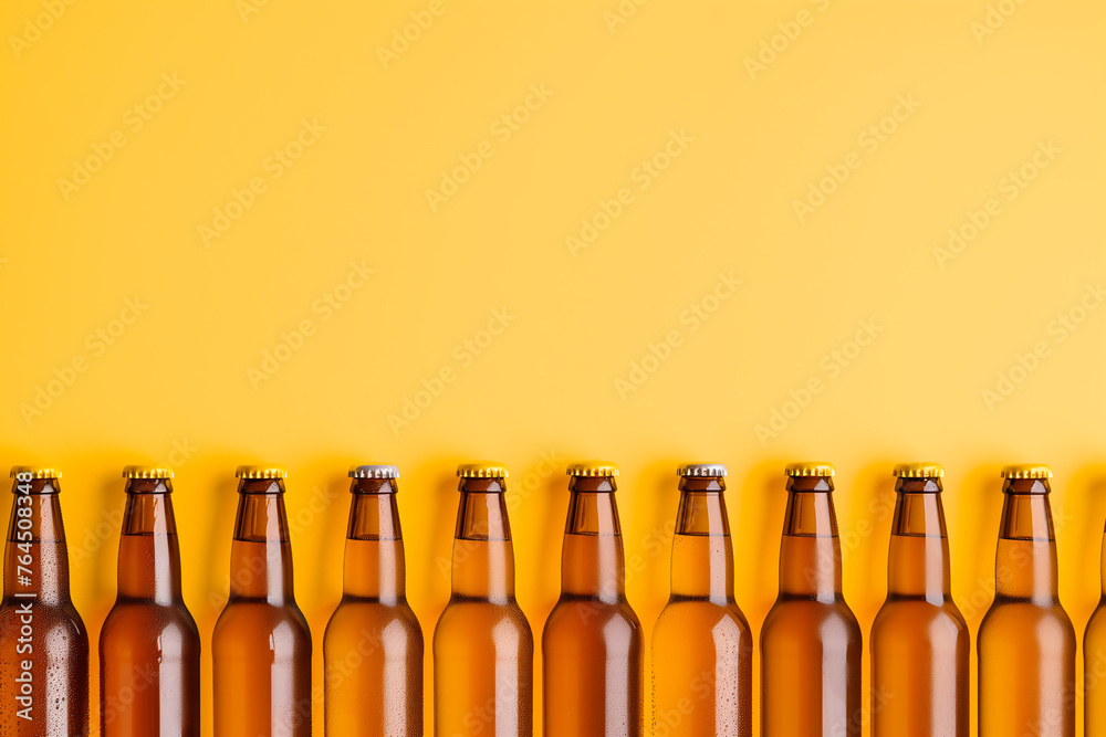 rangée de bouteilles de bière blonde avec des capsules dorées, sauf 2 bouteilles qui ont des capsules argentées. Fond jaune avec espace négatif copy space - obrazy, fototapety, plakaty 