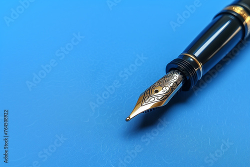 stylo plume de luxe avec une vue rapprochée de la plume ouvragée. Outil de luxe pour homme d'affaire, concept signature contrat sur un fond bleu avec espace négatif copy space