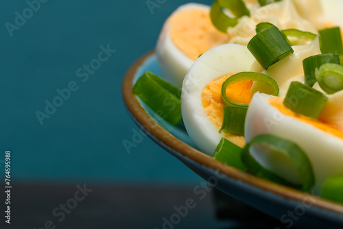 Jajka na twardo z majonezem przekrojone na pół z bliska