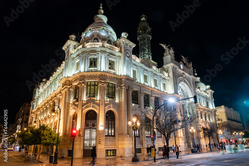 Postgebäude in Valencia Spanien bei Nacht