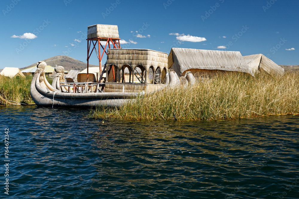 Pływająca wioska ludu Uros na jeziorze Titicaca - obrazy, fototapety, plakaty 