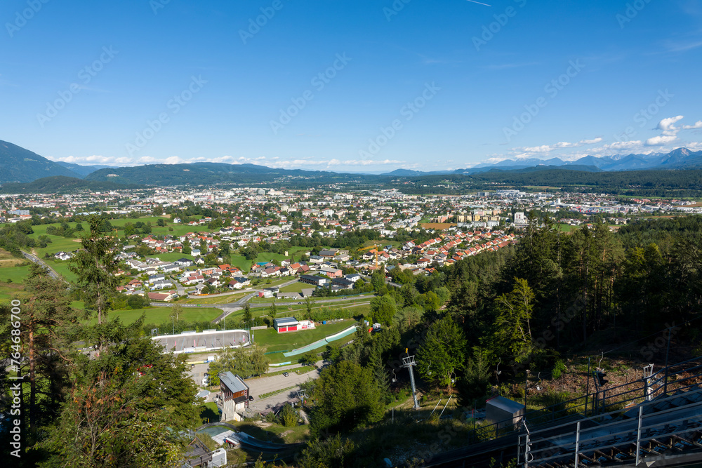 Blick vom Dobratsch auf Villach in Kärnten in Österreich