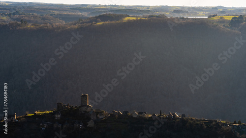 Le Château de Valon : un nid d'aigle sur la crête surplombant les gorges de la Truyère, Aveyron, Occitanie, France photo