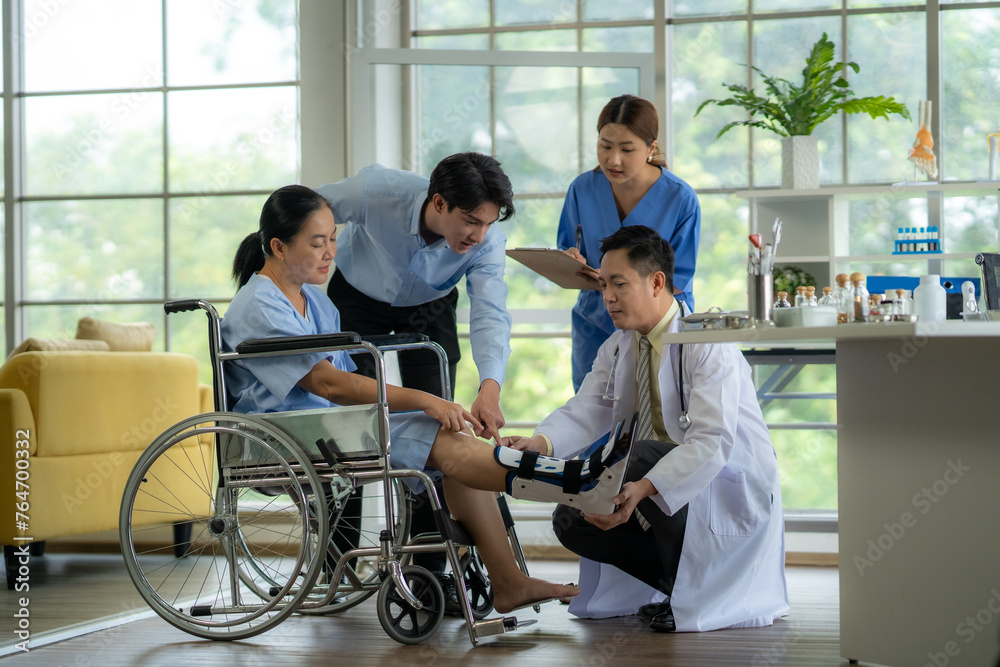 Doctors and nurses physical therapist Check the patient's condition Doctors and nurses physical therapist Check the patient's condition