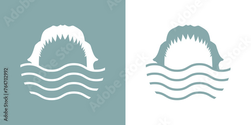 Logo Nautical. Silueta de mandíbula de tiburón con olas de mar
