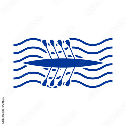 Logo club de deportes acuáticos. Silueta de bote de remos con olas de mar en regata o competición