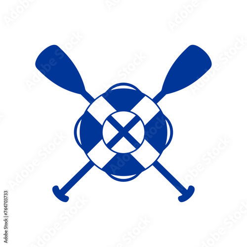 Logo club de deportes acuáticos. Silueta de anillo salvavidas sobre remos cruzados de kayak, canoa o paddle surf