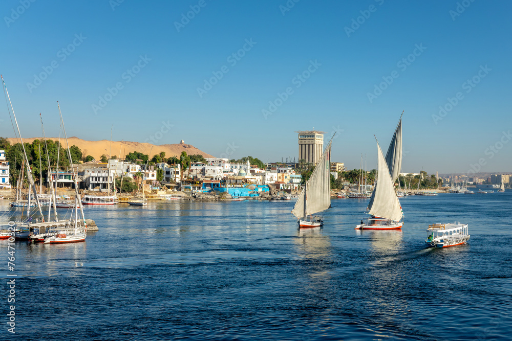 Fototapeta premium Feluccas (traditional egyptian sailing boats) on the Nile river in Aswan, Egypt