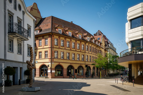 Blick auf ein historisches Eckhaus an einem Marktplatz photo