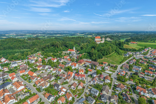 Der Erholungsort Waldburg im württembergischen Allgäu aus der Luft