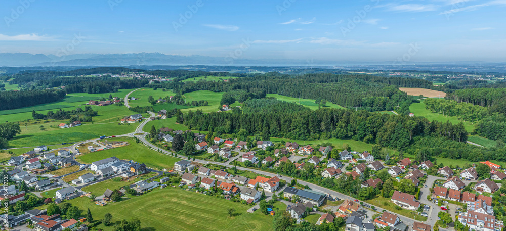 Der Erholungsort Waldburg im württembergischen Allgäu aus der Luft