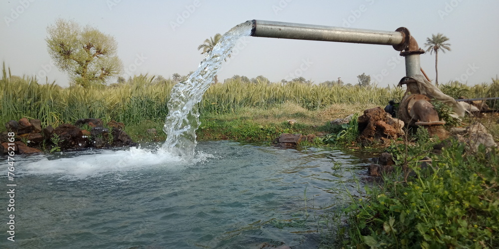 Fototapeta premium water flowing into the water