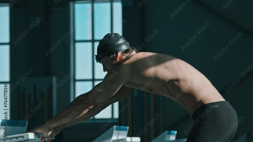 Vidéo Stock Medium tilting down side shot of young athlete doing waist ...