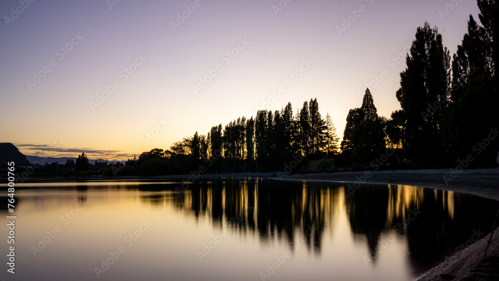Obraz premium The golden tress around the lake