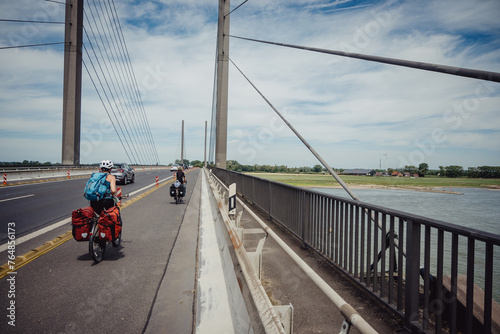 Familie fährt während einer Radreise über die Brücke bei Rees über den Rhein, Niederrhein, Nordrhein-Westfalen