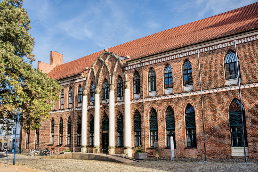 parchim, deutschland - altes rathaus im gotischen backsteinstil