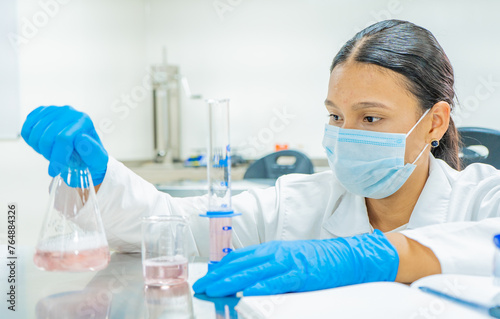 joven estudiante realizando practica de química en el laboratorio 