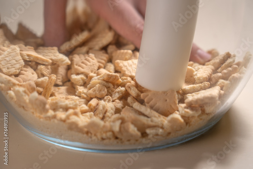 Obraz na płótnie Making ground cookies by crushing to prepare cake base