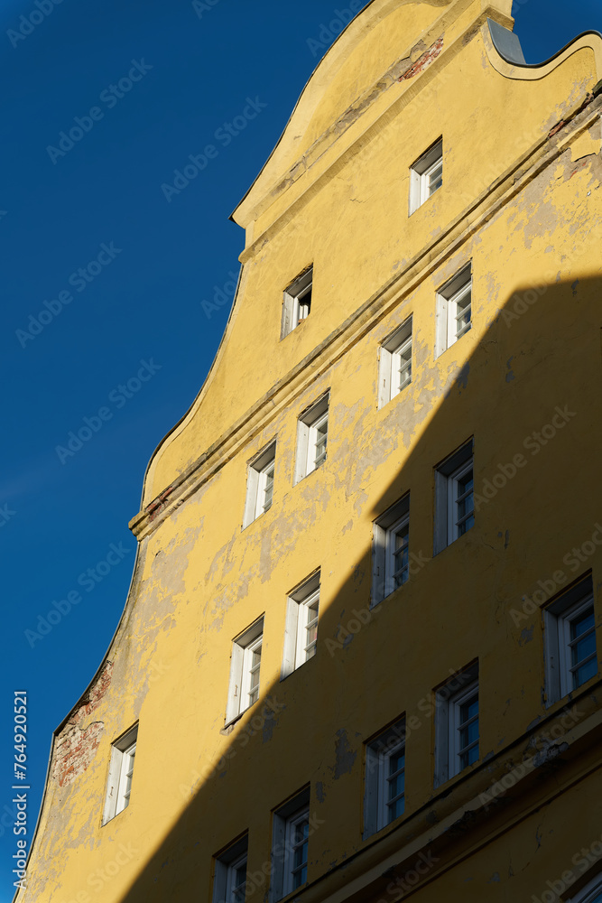 Fassade eines historischen Wohnhauses in der Altstadt der Hansestadt Stralsund in Deutschland, die zum UNESCO Weltkulturerbe zählt