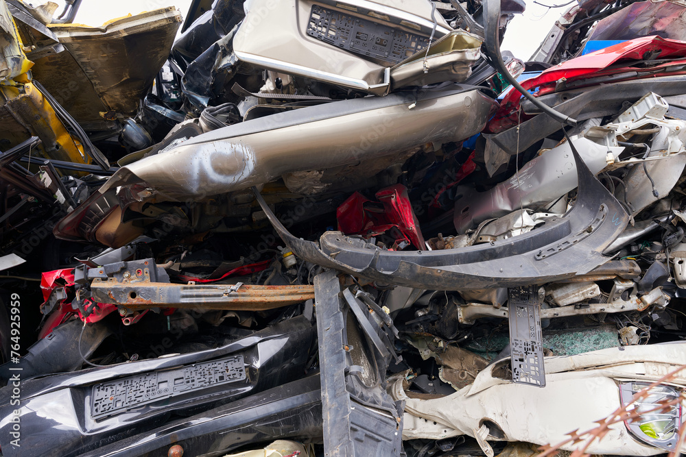 Autos auf einem Schrottplatz einer Autoverwertung in einem Industriegebiet in Magdeburg