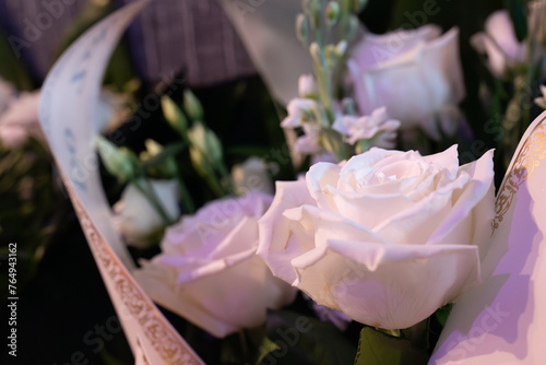 białe kwiaty, białe róże, bukiet, ostatnie pożegnanie, pogrzeb, wiązanka kwiatów, rose, kwiat, roz, kwiatowy © Agnieszka