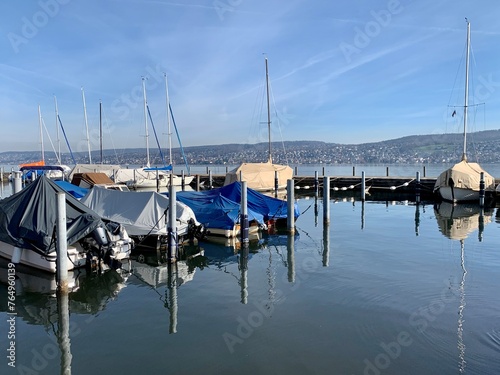 Segelboote im Hafen von Thalwil am Zürichsee, Schweiz photo