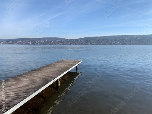 Badesteg aus Holz am Zürichsee / See am Seeufer von der Gemeinde Thalwil