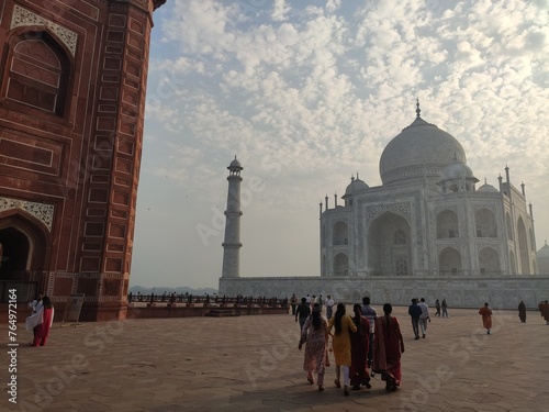 Marche vers le Taj Mahal ou dans les environs, observation et contemplation de la splendeur du monument historique, amour éternel, beauté musulmane, symétrique, beaucoup de gens et de tourismes,  photo