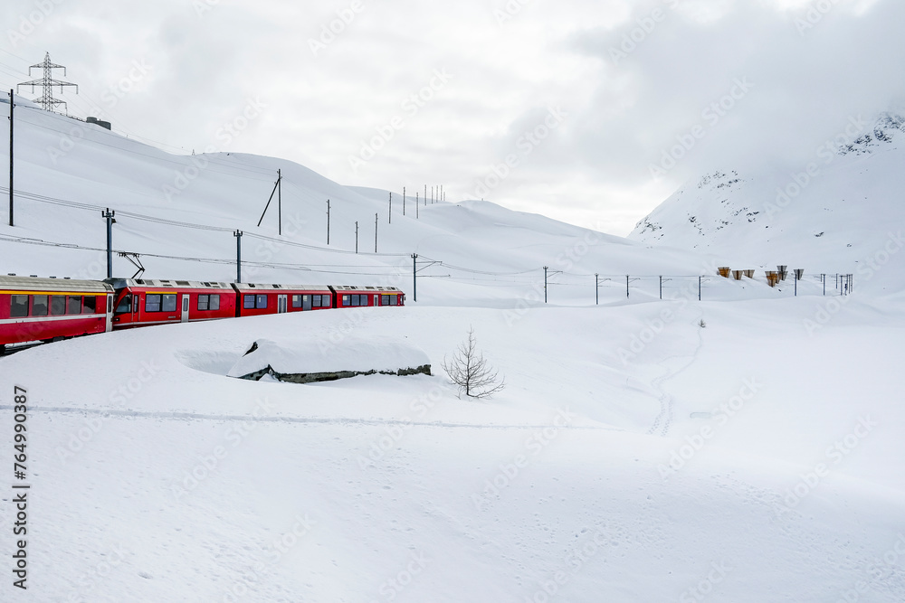 Bernina, Lago Bianco, Alpen, Graubünden, Winter, Schneedecke, Berninaexpress, Berninapass, Zugfahrt, Wintersport, Eis, Stausee, Winterlandschaft, Schweiz