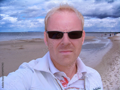sonnenbrille, Strand, sommer, Mann, meer, cool, leute, fotogen, ausserhalb, glas, guy, junge, gesicht, person, himmel, lächelnd, Wolken, wasser, lächeln, urlaub, ozean, sonne, kind, anschauen, blond
