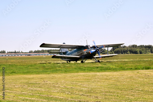 set the speed and take-off of a light aircraft from an unpaved airfield