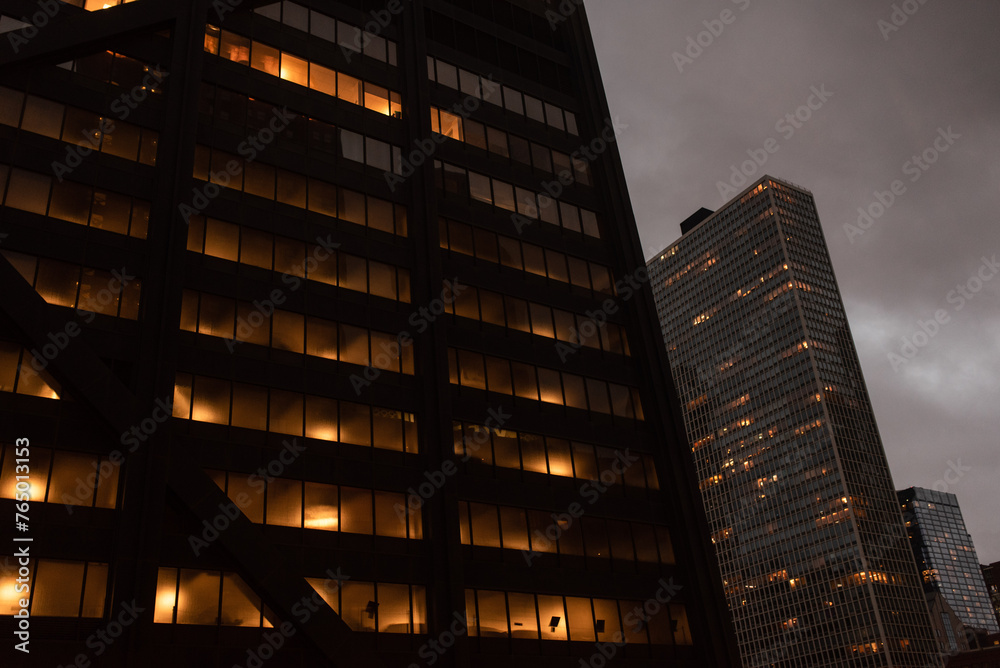 Fototapeta premium Towering Skyscraper Covered in Windows