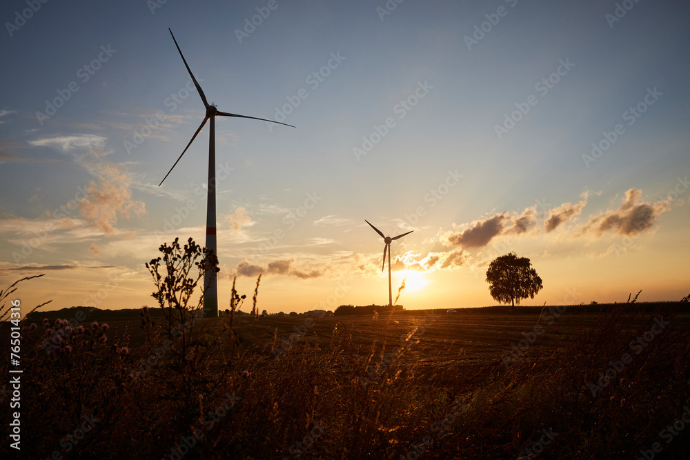 Obraz premium Sonnenuntergang, Windpark am Abend, Ense-Bremen, Haarstrang, Soester Börde, Kreis Soest, NRW, DE, 2023